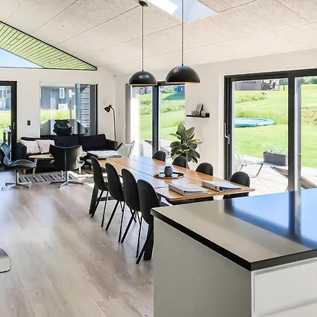Vakantiehuis Four-bedroom In *